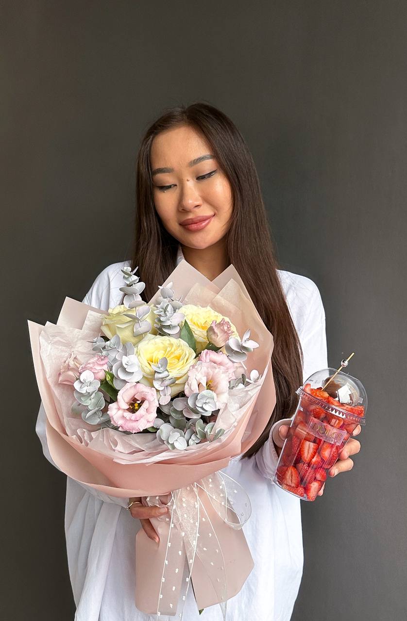 Сет "Lovely Sweet" букет из роз, лизиантуса и эвкалипта со стаканом клубники с шоколадом