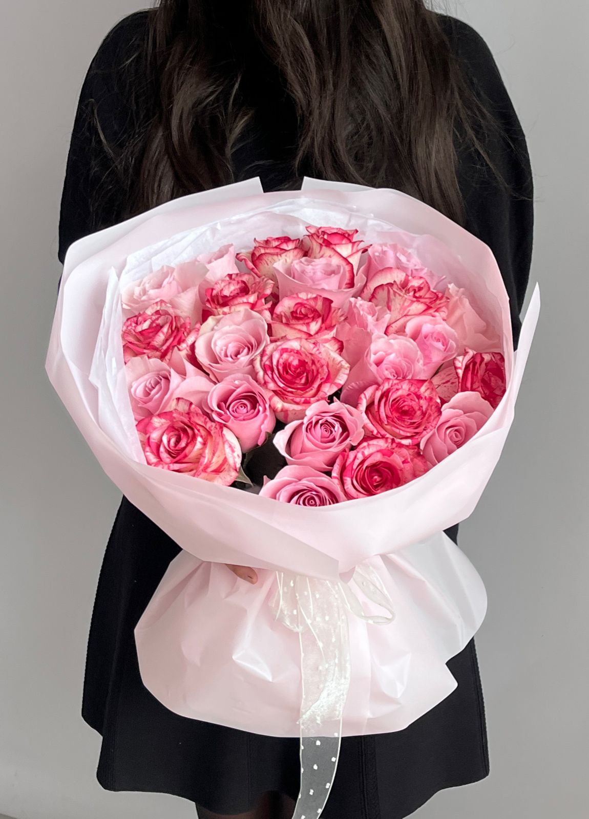 25 розовых  голландских роз в оформлении