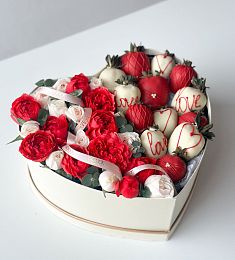 Клубничный бокс с цветами "Red Queen"