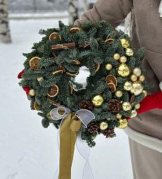 Венок "Golden Glitz" из нобилиса с шарикаами и цукатами