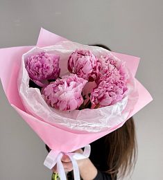 Моно букет из 5 ярких розовых пионов