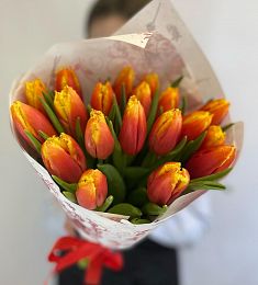 Букет из 19 тюльпанов в оформлении