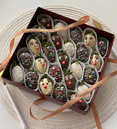 Клубничный бокс "Новогодний" клубника в молочном и белом шоколаде