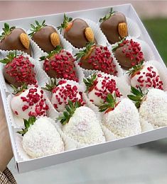 Клубничный бокс "Choco Fusion" клубника в белом и молочном шоколаде