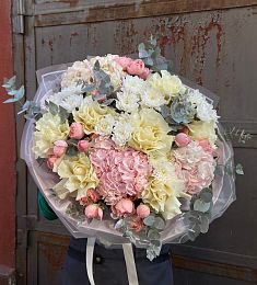 Композиция "Искушение" из гортензии, роз, и хризантем