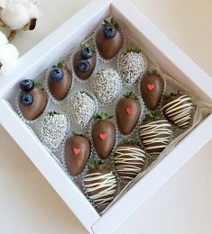 Клубничный бокс "Шоко поцелуй" клубника в молочном шоколаде