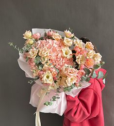 Композиция "Elison" из гортензий, лизиантусов и спрей роз