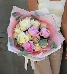 Букет "Адонис" M из роз и пионов