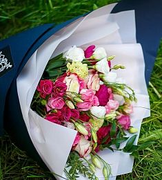 Букет "Монсера" из Лизиантусов и роз
