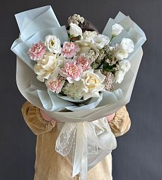 Композиция "Beladonna" из гвоздик, лизиантусов, роз и гортензии