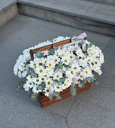 Композиция "Игривое настроение" из хризантем в деревянном ящике