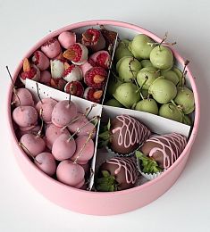 Фруктовый бокс  "Ассорти Роскошь" клубника, малина и вишня в шоколаде