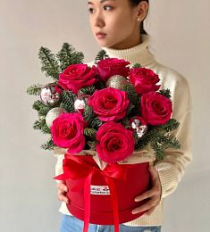 Новогодняя композиция с розами и нобилисом "Зимняя сказка"