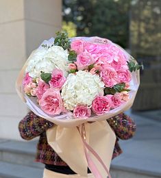 Букет "Пуэрто-Рико" из гортензии и роз
