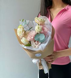 Букет "Тайна Коко" из лизиантусов и эвкалипта