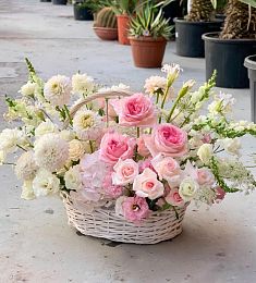 Букет "Музыка цветов" из пионовидных роз, гортензий, лизиантусов и георгин