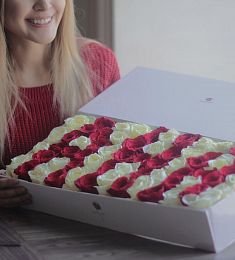 Композиция "Самой родной" из голландских роз