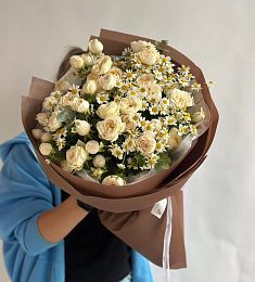 Букет "Химера" из пионовидных спрей роз и ромашек