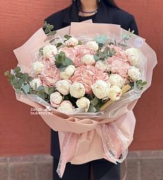 Букет "Элая" с гортензией и голландскими пионами