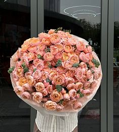 Букет "Исида" из пионовидных роз и эвкалипта