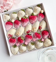 Клубничный бокс "Зефир" клубника в белом и розовом шоколаде