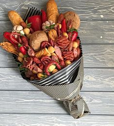 Съедобный букет с колбасками, сыром, мясными чипсами