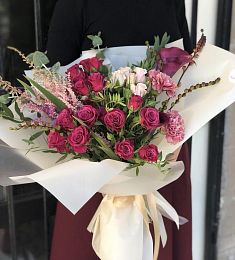 Букет "Венский вальс" из Астильбы, роз, гвоздик и эвкалипта