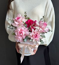 Композиция "Диля" из роз и эвалипта в коробке