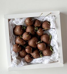 Фруктовый бокс "Dark diamond " клубника и вишня в шоколаде