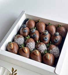 Клубничный бокс "Денди" клубника в молочном шоколаде