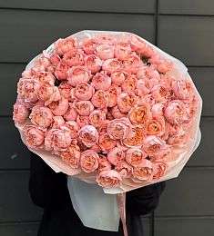 25 розовых пионовидных спрей роз в оформлении