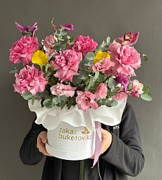 Композиция "Mystiquea" из роз, лизиантусов и калл в коробке