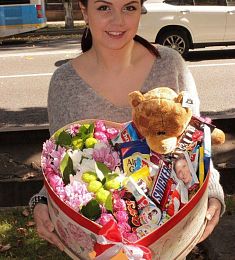 Коробка "Сердце" со сладостями и мишкой тэдди