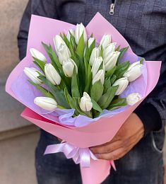 Букет из 15 белых тюльпанов в оформлении