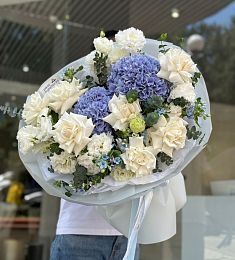 Букет "Морской бриз"  из гортензии, роз и лизиантусов