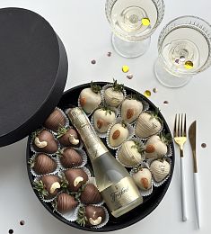 Клубничный бокс с шампанским "Блеск" клубника в белом и молочном шоколаде с декором из орешков