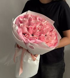 25 розовых роз в оформлении