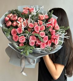 Букет "Снежные иллюзии" из пионовидных спрей роз и нобилиса 