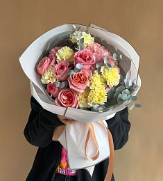 Композиция "Benjamin" из гвоздик, роз и гортензии