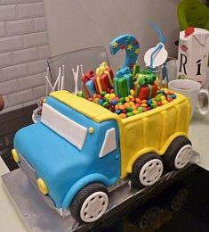 Торт "Камаз с подарками"