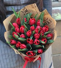 Букет из 25 тюльпанов в крафтовом оформлении.