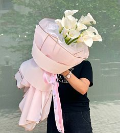 Букет "Колинз" из калл в оформлении