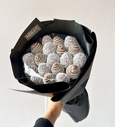 Клубничный букет "Уэнсдей" из свежей вкусной клубники в итальянском шоколаде. 