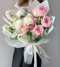 Букет "Зара" из гортензий, роз и маттиолы
