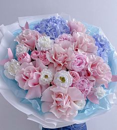 Композиция "Нежность" с гортензией, розой, гвоздикой, пионом и лизиантусом