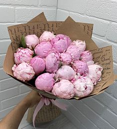 19 розовых пионов в оформлении