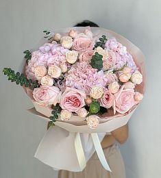 Букет "Трейди" из гортензий и роз