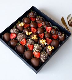 Клубничный бокс "Twinkle" из клубники в шоколаде