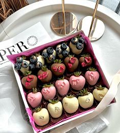 Клубничный бокс "Valery" клубника в итальянском шоколаде с голубикой