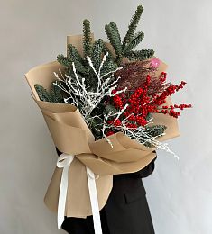 Букет "Зимний вдох" из илекса, нобилиса и туи